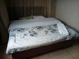 Escritorio, wifi gratis y ropa de cama 