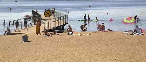 Una spiaggia nelle vicinanze