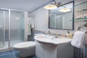 Dusj, hårføner og håndklær