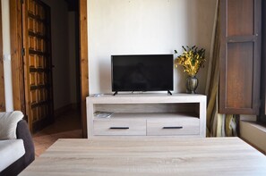 Appartamento, 2 camere da letto | Area soggiorno | TV a schermo piatto