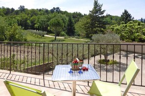Outdoor dining - Malaucène Garden Apartment Stay (Malaucène)