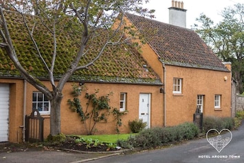 Image of Unique cosy cottage with stunning gardens & private front door