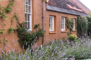 Exterior detail - Unique cosy cottage with stunning gardens & private front door (Mussleburgh)