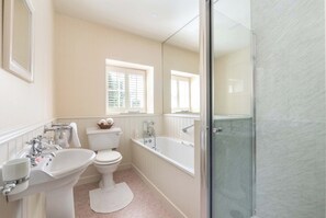 Dusj, toalettartikler (inkludert) og hårføner