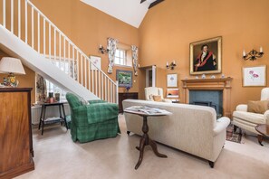 Interior - Unique cosy cottage with stunning gardens & private front door (Mussleburgh)