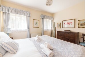 1 bedroom, iron/ironing board, WiFi - Unique cosy cottage with stunning gardens & private front door (Mussleburgh)