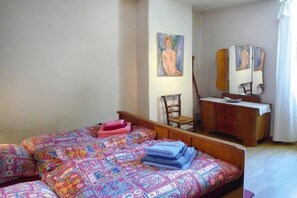2 bedrooms, travel crib, free WiFi - Cozy Noves Home with Pool Access (Noves)