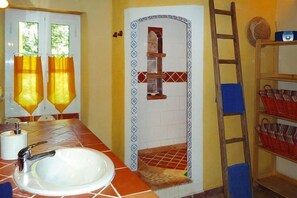 Shower, hair dryer - Cozy Noves Home with Pool Access (Noves)