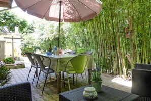 Outdoor dining - Cozy Noves Home with Pool Access (Noves)