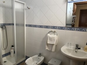 Kamer, 1 twee- of 2 eenpersoonsbedden | Badkamer | Handdoeken, zeep, toiletpapier