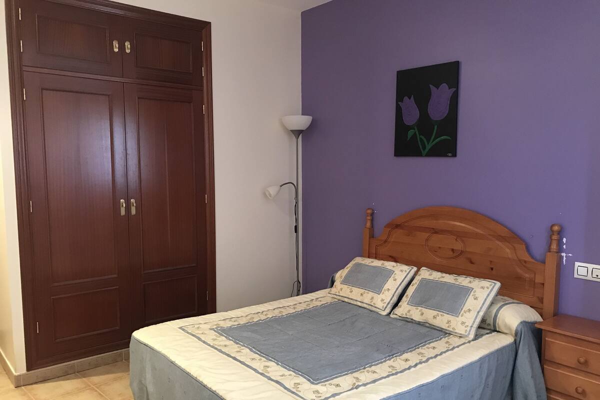 Habitación con 1 cama doble o 2 individuales | Wifi gratis y ropa de cama