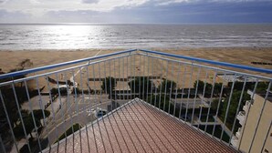 A balcony with a view of the beach and ocean. - Apartments Bianco Nero, Lignano Sabbiadoro (Lignano Sabbiadoro)