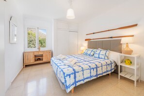 3 bedrooms, iron/ironing board, free WiFi, bed sheets