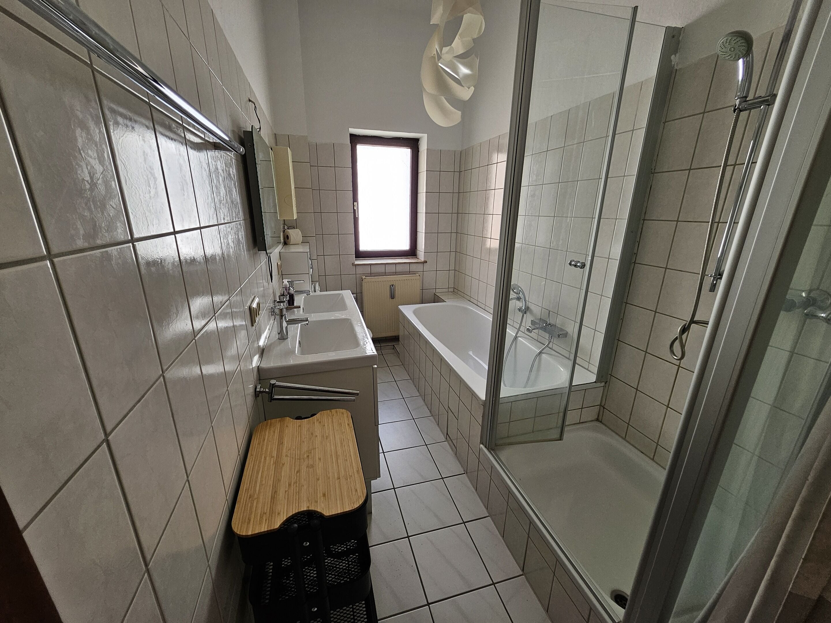 Une salle de bain moderne avec une baignoire, une douche et un lavabo.