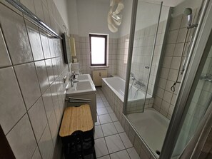Superior-Apartment, eigenes Bad (5 Personen 4 Zimmer) | Badezimmer