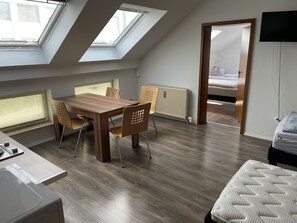 เบสิกอพาร์ทเมนท์, ห้องน้ำส่วนตัว, วิวเมือง (Apartment für 3 Personen) | ภายใน