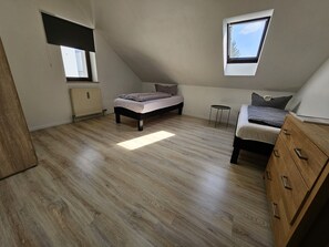 Superior Apartment, Private Bathroom (5 Personen 4 Zimmer) | 1 bedroom - Bed4you Gästehaus 1 (Fuldabruck)