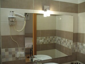 Chambre Double Classique, terrasse | Lavabo de la salle de bain