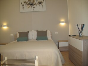 Classic-Doppelzimmer, Terrasse | Betten mit Memory-Foam-Matratzen, Minibar, Schreibtisch