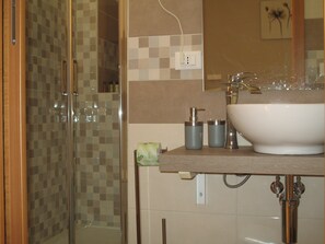 Classic-Doppelzimmer, Terrasse | Badezimmer | Dusche, Regendusche, kostenlose Toilettenartikel, Haartrockner
