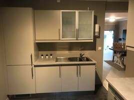 Apartamento | Cozinha privada | Geladeira grande, micro-ondas, fogão, cooktop