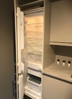 Refrigerador con freezer, microondas, horno, placa de cocina