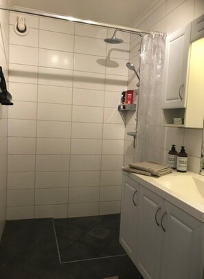 Apartment | Bathroom | Shower, free toiletries, hair dryer, towels - Notodden Sentrum Apartment No 2 (Notodden)