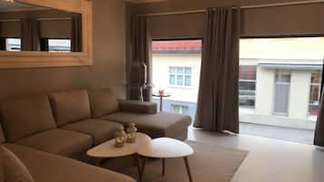 Apartamento | Sala de estar | TV de tela plana 55 polegadas com canais a cabo, smart TV, DVD player