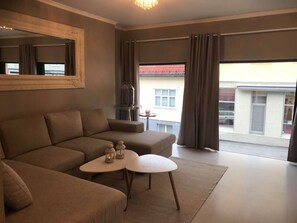 Apartment | Living room | 55-inch flat-screen TV with cable channels, Smart TV, DVD player - Notodden Sentrum Apartment No 2 (Notodden)