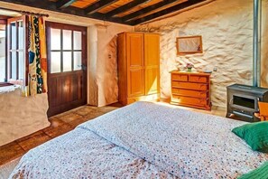 4 bedrooms, travel crib, free WiFi - Coastal Apartment for 8 (El Tanque)