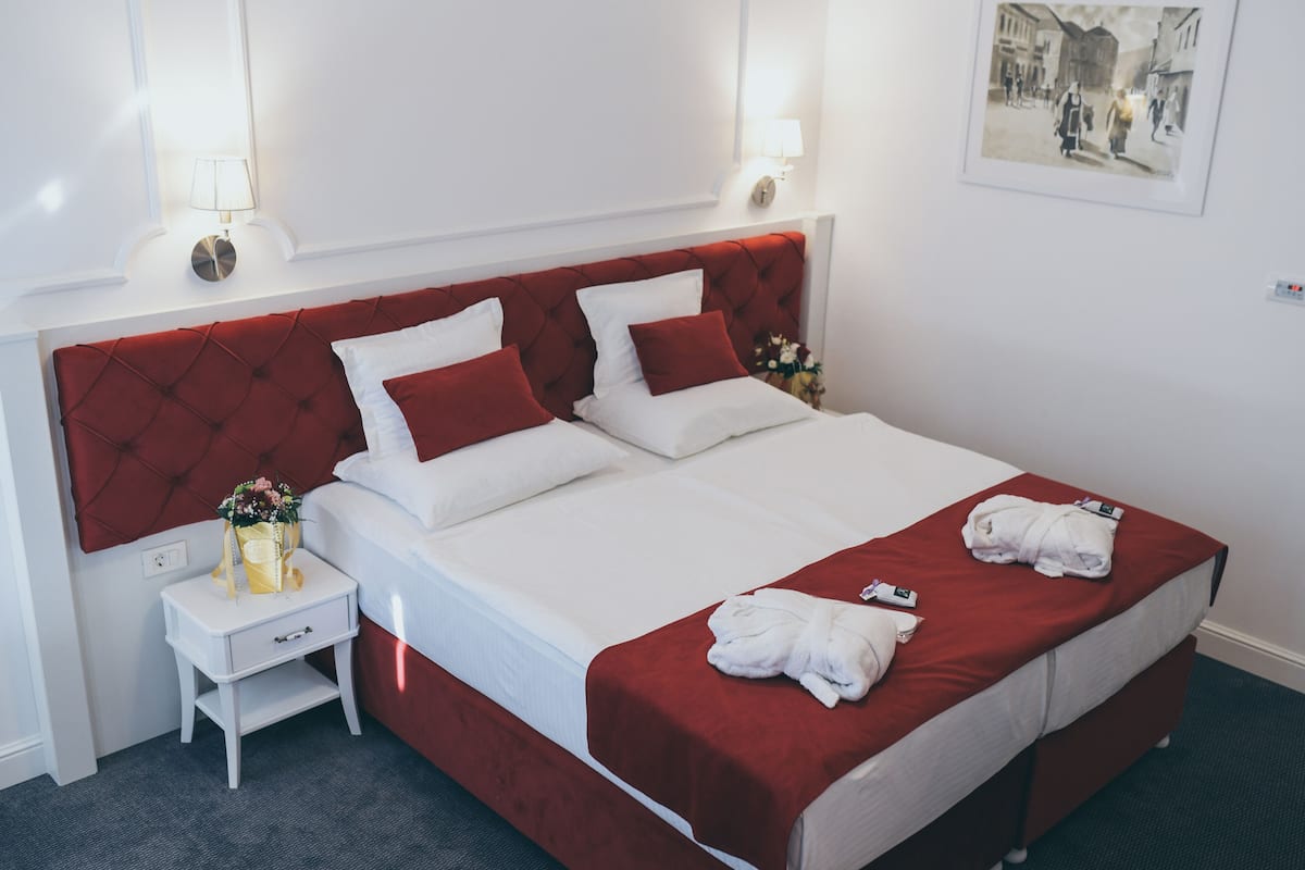 双人房或双床房 (Extra bed) | 高档床上用品、迷你吧、办公桌、笔记本电脑工作区