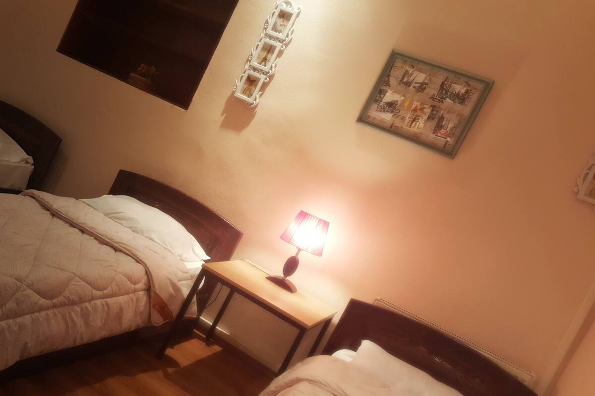 Kamar Quadruple (Single bed 4x) | Brankas, kedap suara, setrika/meja setrika, dan Wi-Fi gratis