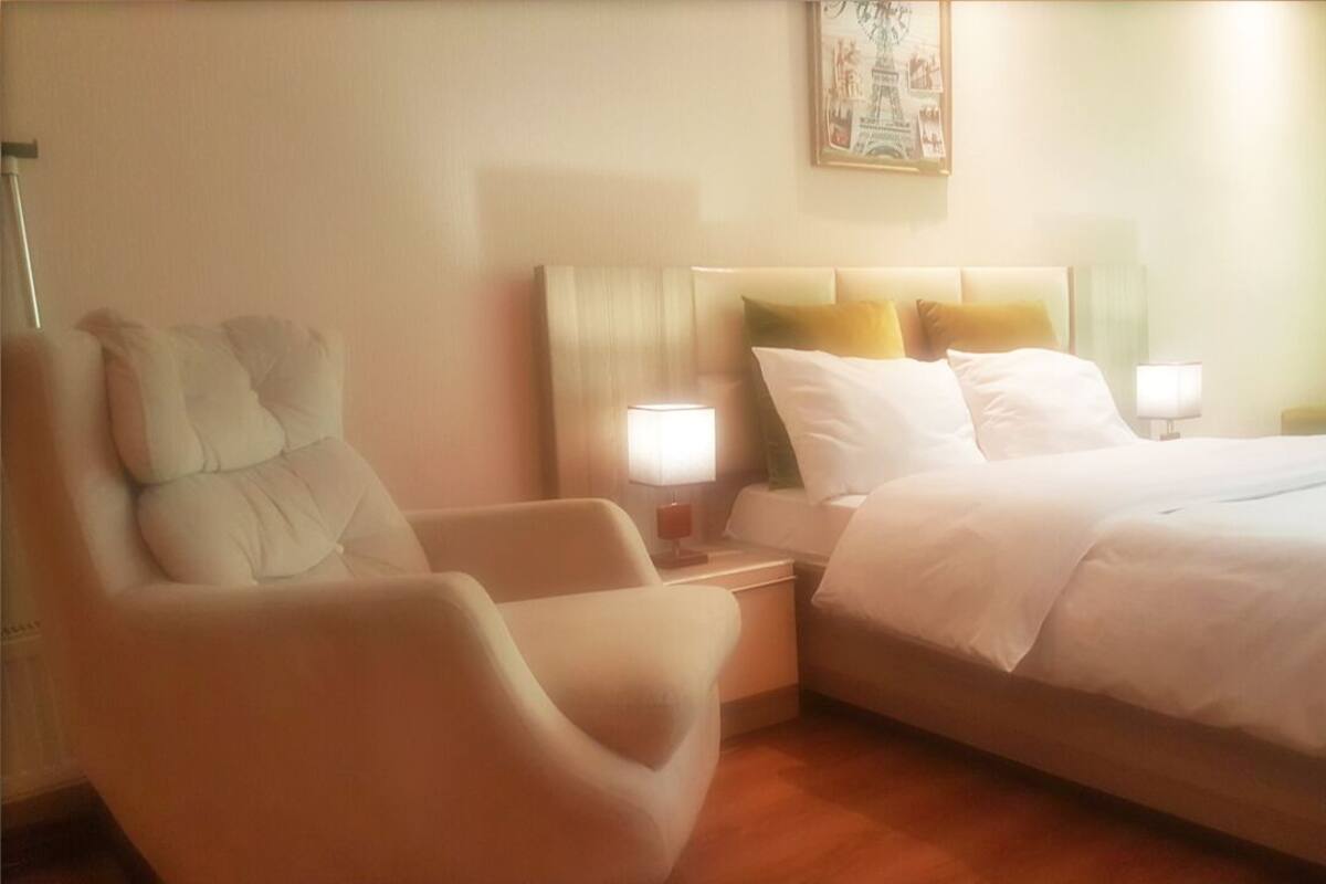 In-room safe, soundproofing, iron/ironing board, free WiFi