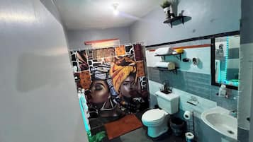 Suihku, hiustenkuivaaja, pyyhkeet, saippua