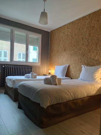 Individually decorated, individually furnished, desk, iron/ironing board. Bar Hotel du Centre