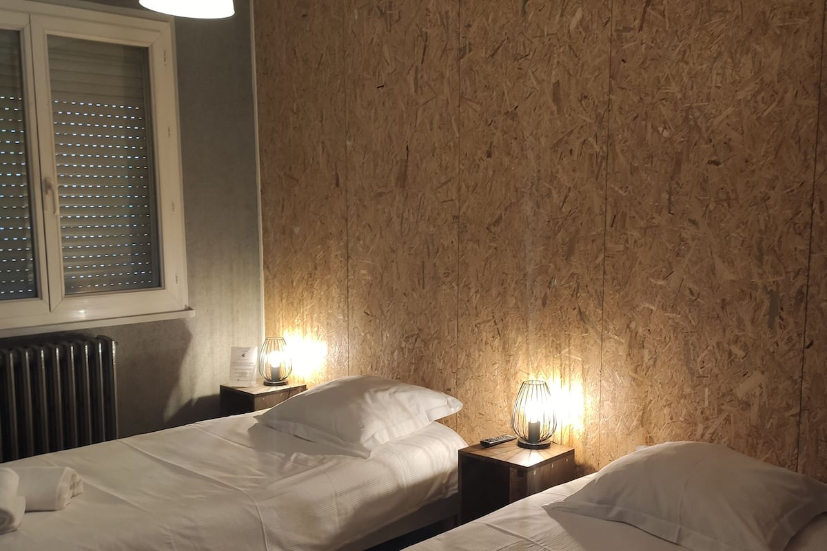 Kahden hengen huone (kaksi sänkyä) | Työpöytä, silitysrauta/-lauta, ilmainen Wi-Fi, yksilöllisesti sisustettu