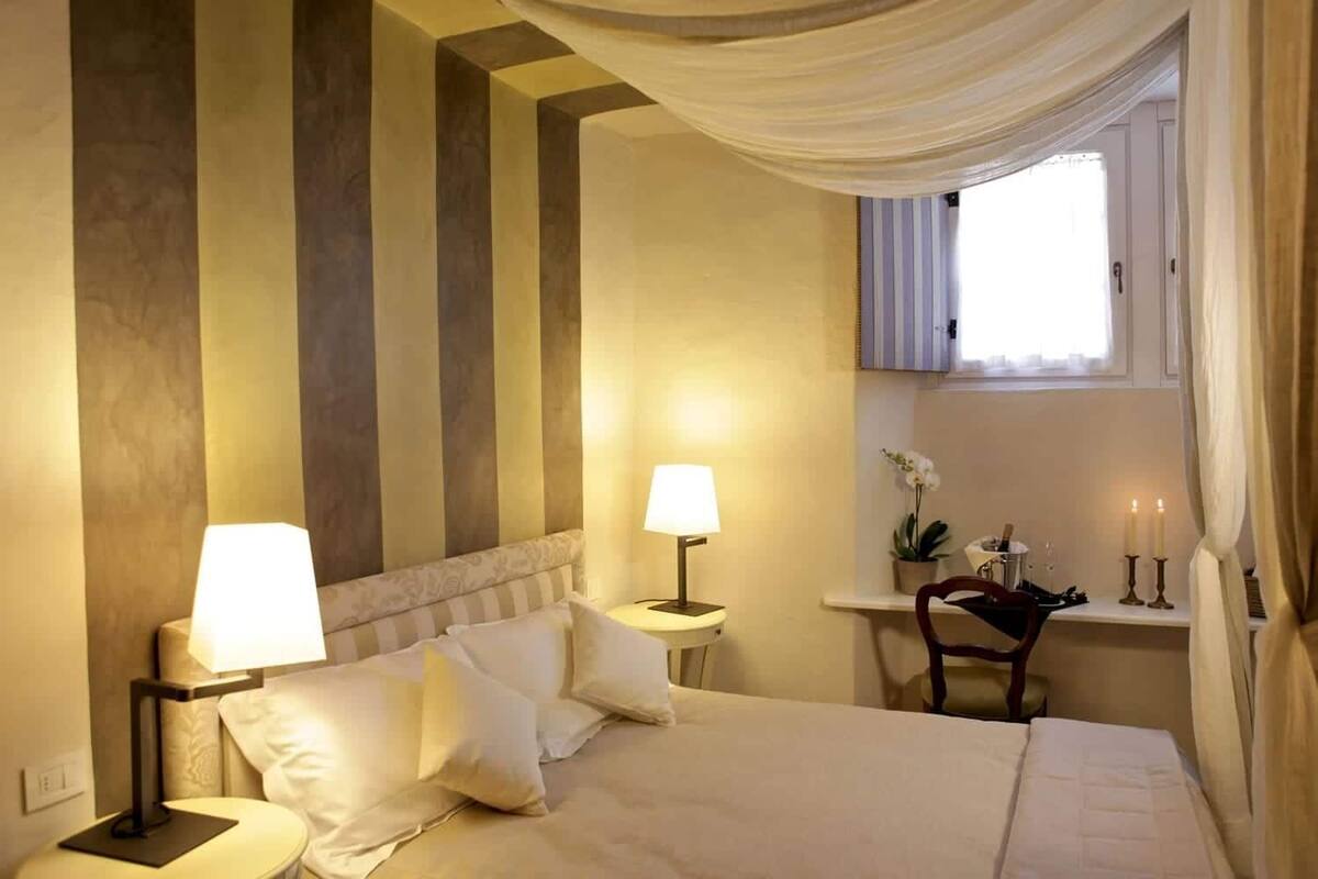 Exclusive Double Room (1) | Premium bedding, memory foam beds, desk, WiFi (free)