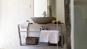 Exclusive Double Room (1) | Bathroom | Shower, hair dryer, bidet, towels - Maison Bondaz (Aosta)