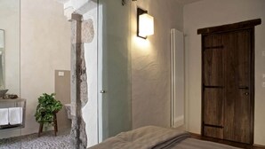 Exclusive Double Room (1) | Premium bedding, memory foam beds, desk, WiFi (free) - Maison Bondaz (Aosta)