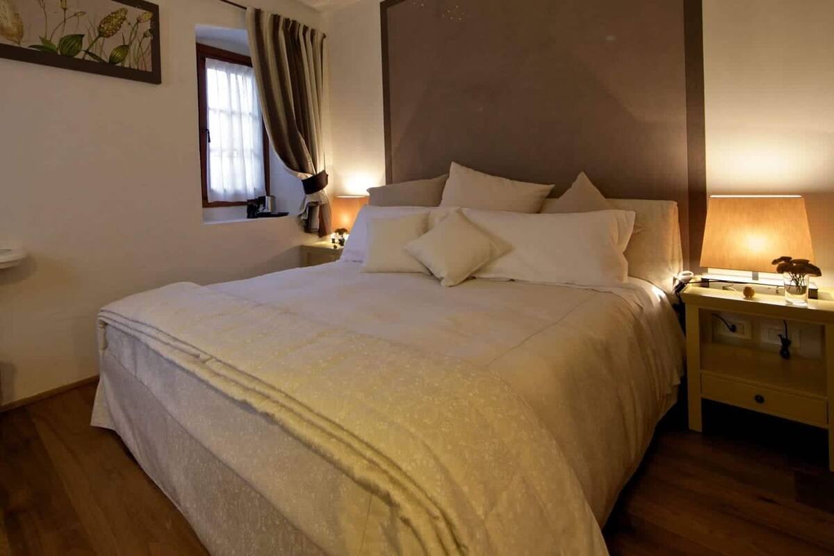 Exclusive Double Room (2) | Premium bedding, memory foam beds, desk, WiFi (free)