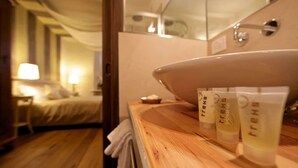 Exclusive Double Room (1) | Bathroom sink - Maison Bondaz (Aosta)