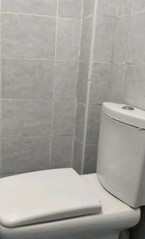 Apartamento, 3 habitaciones | Baño | Ducha, cabezal de ducha tipo lluvia, zapatillas y toallas