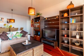 Apartment, 2 Schlafzimmer, Balkon, Meerblick | Wohnbereich | Flachbildfernseher, DVD-Player
