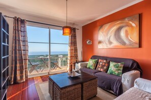 Apartemen, 2 kamar tidur, balkon, pemandangan laut | Ruang keluarga | TV layar datar dan pemutar DVD