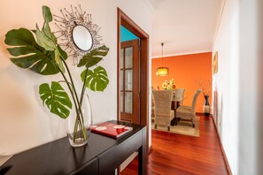 Appartement, 2 chambres, balcon, vue sur la mer | Détail de l’intérieur