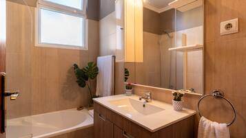 Departamento, 2 habitaciones, balcón, vista al mar | Baño | Tina con regadera, secadora de cabello, bidet, toallas