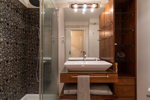 Dusche, Haartrockner, Handtücher, Seife