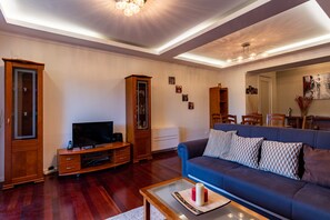 Apartment, 3 Schlafzimmer, Terrasse | Wohnbereich | Flachbildfernseher