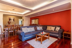 Apartamento, 3 quartos, varanda | Área de estar | TV de tela plana