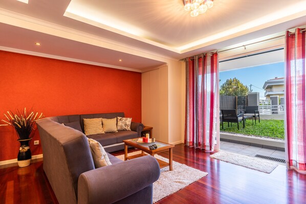 Apartment, 3 Bedrooms, Patio | Ruang tamu | TV skrin rata 